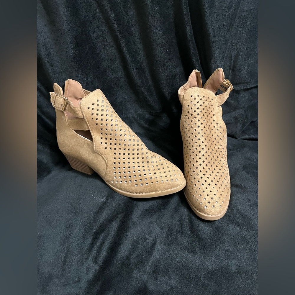 Nature Breeze.cut ankle bootie size 9